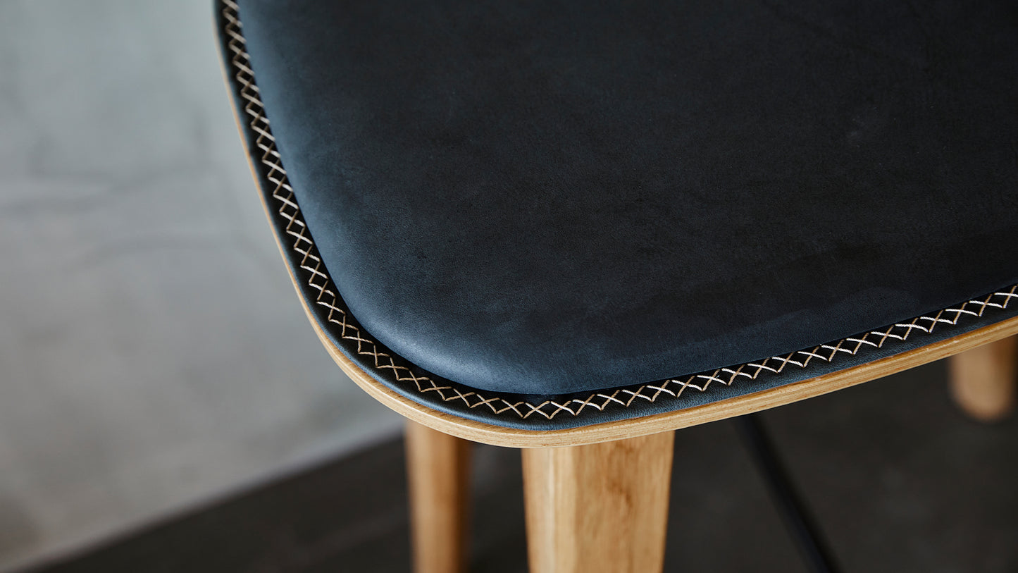 Nordic Bar Stool - Black Stained Oak - Barkruk in Deens design