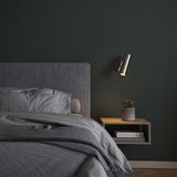 sackit Expo Wall wandlamp naast een bed in een moderne slaapkamer met donker interieur gericht licht en een warme sfeervolle uitstraling