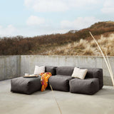 Soft Sofa Outdoor 3 Seater met Lounger in Kirra Noir van sackit buiten bij natuurlijk licht