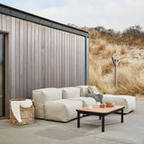 Soft Sofa Outdoor 3 Seater met Lounger in Kirra Sand van sackit in een buitenomgeving
