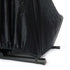 Zwarte waterafstotende hoes van sackit over een hangmat met elastische rand en zichtbaar zwart frame beschermt tegen weer en wind