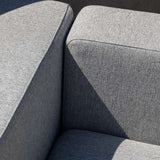 Detailopname van de grijze stoffen bekleding en hoekverbinding van de Cobana loungesofa voor buiten van sackit ontworpen in Denemarken