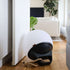 sackit Light 350 draagbare witte bolvormige lamp met zwarte voet en touwgreep in een stijlvol modern interieur