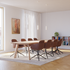 Lichte eikenhouten eettafel met bruine eetkamerstoelen in een Scandinavisch interieur met vloerkleed boekenkast en natuurlijk daglicht van sackit