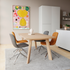 Lichte eikenhouten eettafel van sackit in een modern Scandinavisch interieur met vier stoelen op een vloerkleed en een kleurrijke poster aan de muur