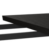 Detail van een zwart gebeitst eiken verlengblad voor de Edge eettafel met zichtbare montage en stevige onderconstructie van sackit