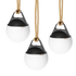 Drie hangende sackit Light lampen met witte bolvormige kappen en zwarte bovenkant aan natuurlijke touwen voor sfeervolle binnen en buitenverlichting