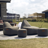 Grijze sackit Cobana Junior zitzakstoel met bijpassende poef op een zonnig terras in de tuin voor kinderen en comfortabel buitengebruik