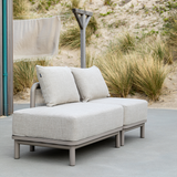 Lichtgrijze modulaire loungesofa voor buiten met twee zitplaatsen en open einde van sackit in een duinachtige tuinomgeving
