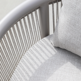 Detail van de lichtgrijze Kirra loungesofa van sackit met geweven bekleding en verticale rugleuning voor comfortabel buitengebruik