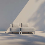 Modulaire Kirra loungesofa van sackit in lichtgrijze bekleding met open uiteinde links en twee zitplaatsen in een rustige buitenruimte
