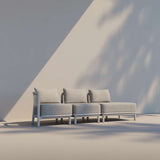 Lichtgrijze modulaire loungesofa voor buiten met drie zitplaatsen en open einde in een rustige moderne ruimte van sackit