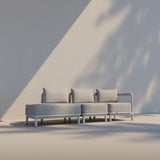 Lichtgrijze modulaire loungesofa voor drie personen met zachte kussens en open einde van sackit ontworpen in Denemarken voor stijlvolle buitenruimtes