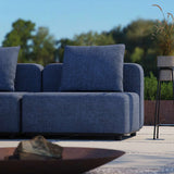 Blauwe modulaire loungesofa van sackit op een modern terras met zachte kussens en een plantenbak voor een stijlvolle buitenruimte