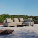 Beige modulaire loungesofa voor buiten met vier zitplaatsen op een ruim terras met lage tafel en uitzicht op groen en water van sackit ontworpen in Denemarken