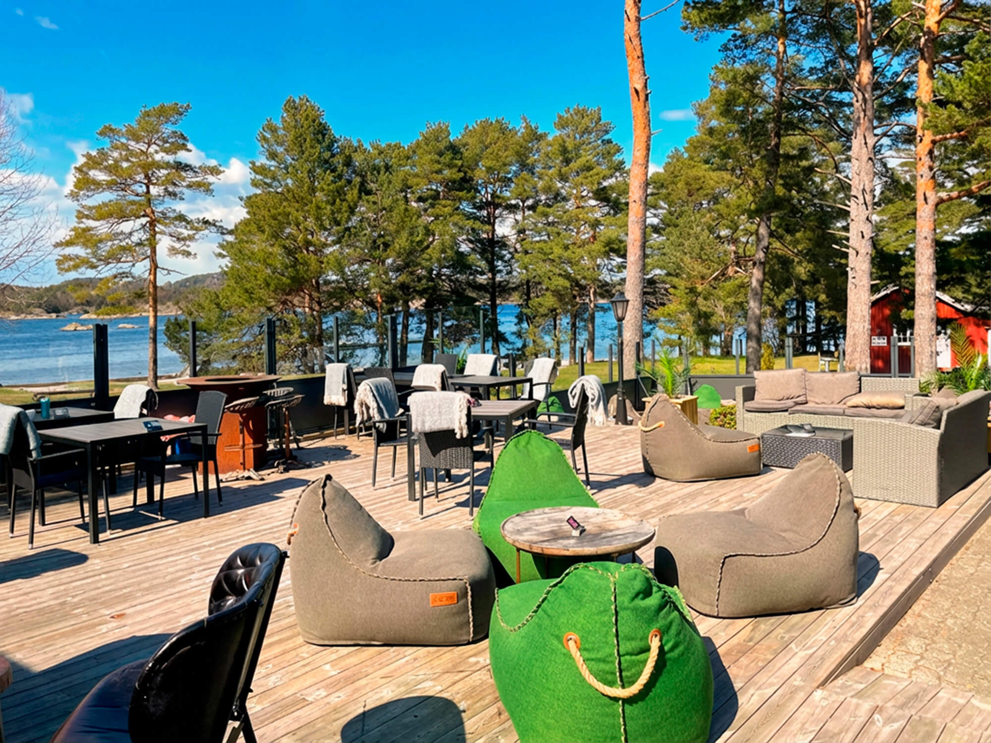 Outdoor lounge meubelen van SACKit in de lounge bij Canvas Hove in Noorwegen