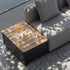 sackit opbergtafel voor buiten met houten lattenblad naast een grijze loungesofa met kussens en glazen met verfrissende drankjes