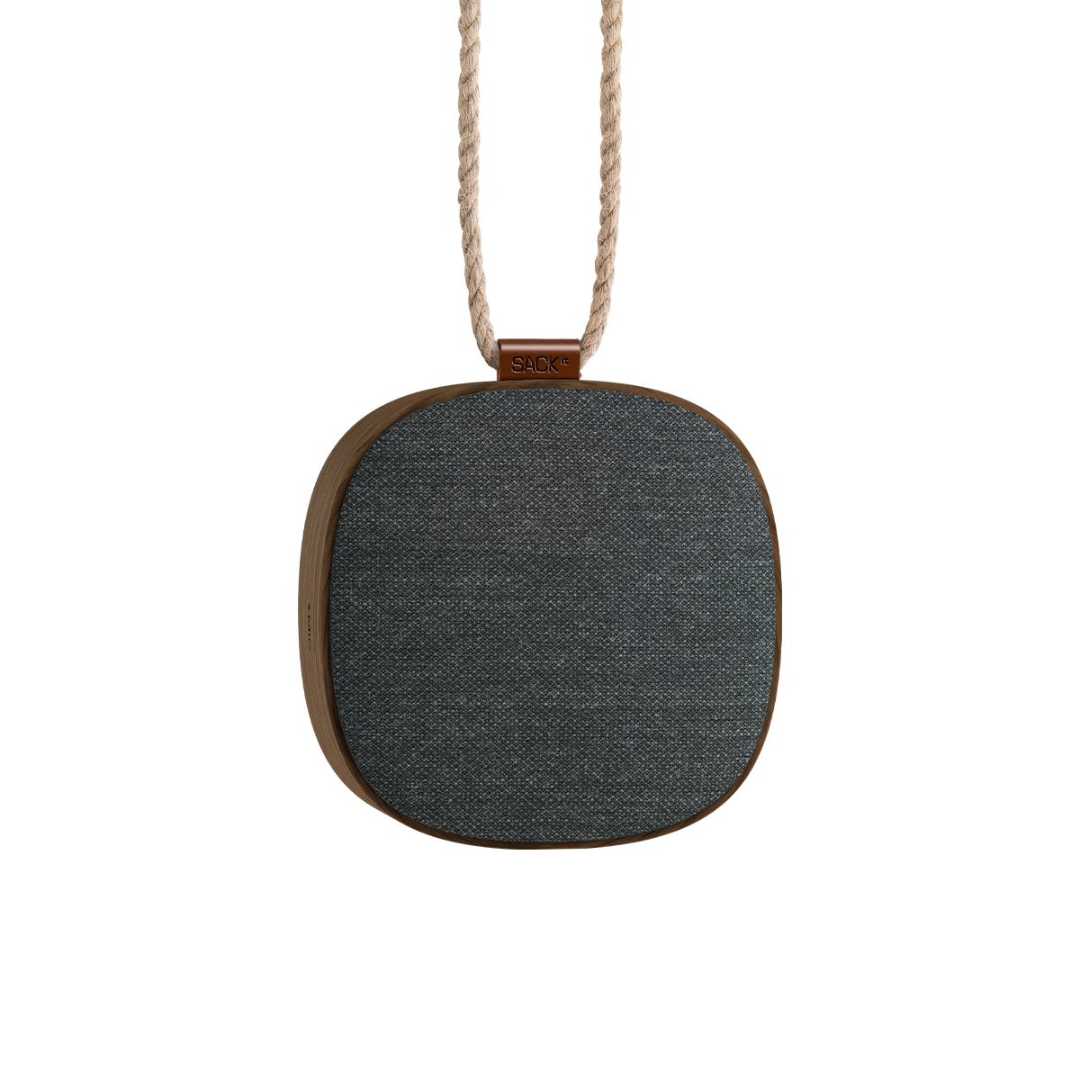 Draagbare sackit speaker met eikenhouten frame en donkergrijze KVADRAT textielbekleding aan een gevlochten draaglus voor stijlvol gebruik in huis