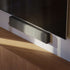 Slanke sackit soundbar onder een televisie op een houten meubel met warme natuurlijke uitstraling en stijlvol Scandinavisch design