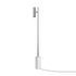 Minimalistische vloerlamp van sackit met slanke aluminium staander en cilindrische marmeren voet in wit met zichtbare zwarte stroomkabel op zwarte achtergrond