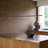 Ease 180 hanglamp boven de eettafel in brons van sackit in een gezellige woonomgeving