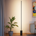 Slanke zwarte Expo 185 vloerlamp van sackit met marmeren voet naast een plant in een stijlvol interieur met warm indirect licht