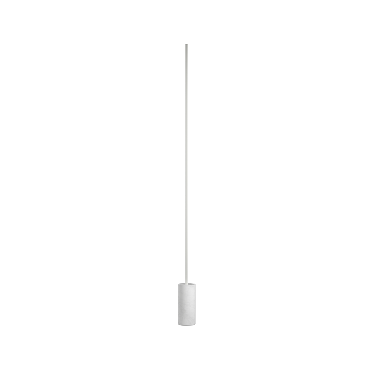 Slanke witte vloerlamp met een smal verticaal aluminium profiel en een ronde marmeren voet op een zwarte achtergrond
