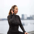 Vrouw in zwarte sportkleding met bruine over ear koptelefoon aan het water tijdens een work out van sackit Touch 310