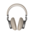 Beige over ear hoofdtelefoon van sackit met zachte oorkussens en brede gewatteerde hoofdband voor comfortabel luisteren en effectieve geluidsisolatie
