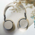Beige over ear koptelefoon van sackit met stoffen hoofdband en ronde oorschelpen voor comfortabele muziekbeleving en actieve ruisonderdrukking