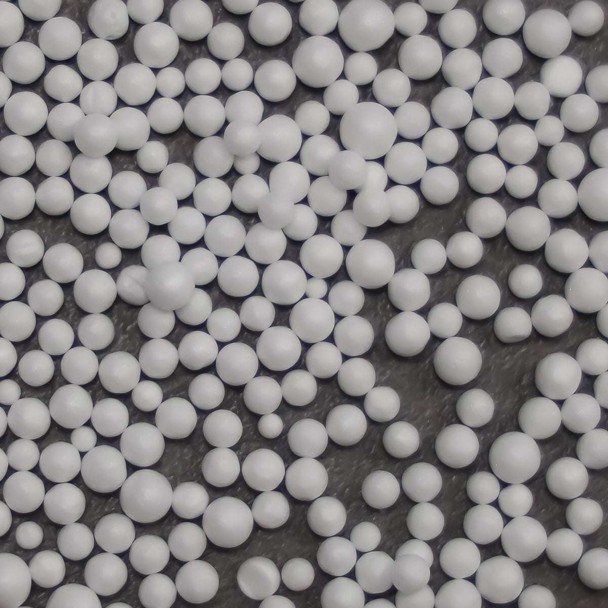 Witte vulkorrels voor het bijvullen van een zitzak zorgen voor extra volume en comfort bij dagelijks gebruik binnenshuis of buiten