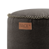Detail van een bruine canvas pouf van sackit met decoratieve gevlochten rand en leren label met logo voor een stijlvolle zitplek binnenshuis