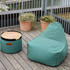Turquoise sackit Cobana poef met houten dienblad naast een comfortabele outdoor zitzakstoel op een houten terras met weerbestendig ontwerp voor buiten