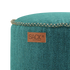 Close up van een turquoise outdoor poef van sackit met decoratieve gevlochten rand en bruin logo label
