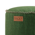 Close up van de groene sackit Cobana outdoor poef met geweven bekleding decoratieve rand en zichtbaar leren logo voor extra zitcomfort buiten en binnen