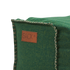 Detail van een groene vierkante poef met stevig geweven bekleding decoratief stiksel en leren sackit label