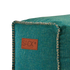 Detail van een turquoise Cobana poef van sackit met stevige geweven bekleding decoratieve stikrand en bruin leren merklabel unerquicklich
