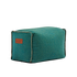 Turquoise vierkante poef van sackit met stevige geweven bekleding decoratieve rand en handvat op een zwarte achtergrond