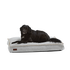 Zwarte hond ligt op een lichtgrijs sackit hondenbed met stevige randen en decoratieve stiknaden voor comfortabel gebruik binnenshuis