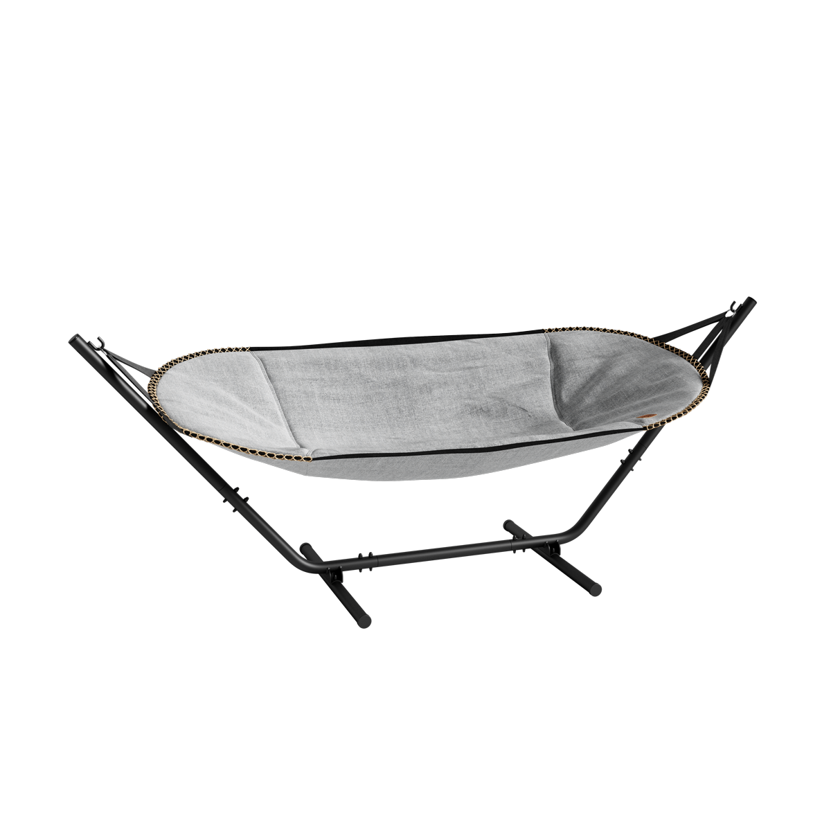 Grijze Cobana hangmat van sackit op een zwart metalen onderstel voor comfortabel ontspannen in de tuin op het terras of bij het vakantiehuis
