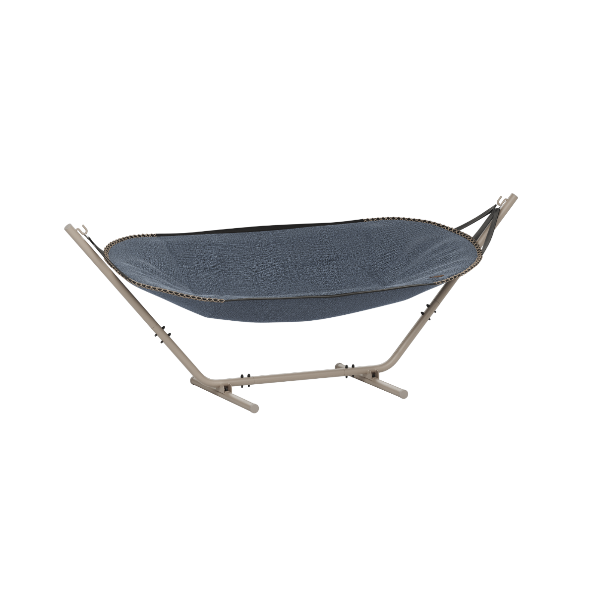 Donkerblauwe Cobana hangmat van sackit uit Nederland op een lichtgekleurd frame voor comfortabel ontspannen in de tuin of op het terras