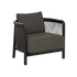 Kirra loungestoel van sackit met architectonisch zwart frame gevlochten zijkanten en comfortabele donkergrijze kussens voor buitengebruik in Scandinavische stijl