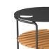 Ronde zwarte buitensalontafel van gepoedercoat aluminium met een warme teakhouten plank aan de onderzijde ontworpen voor stijlvolle buitenruimtes door sackit