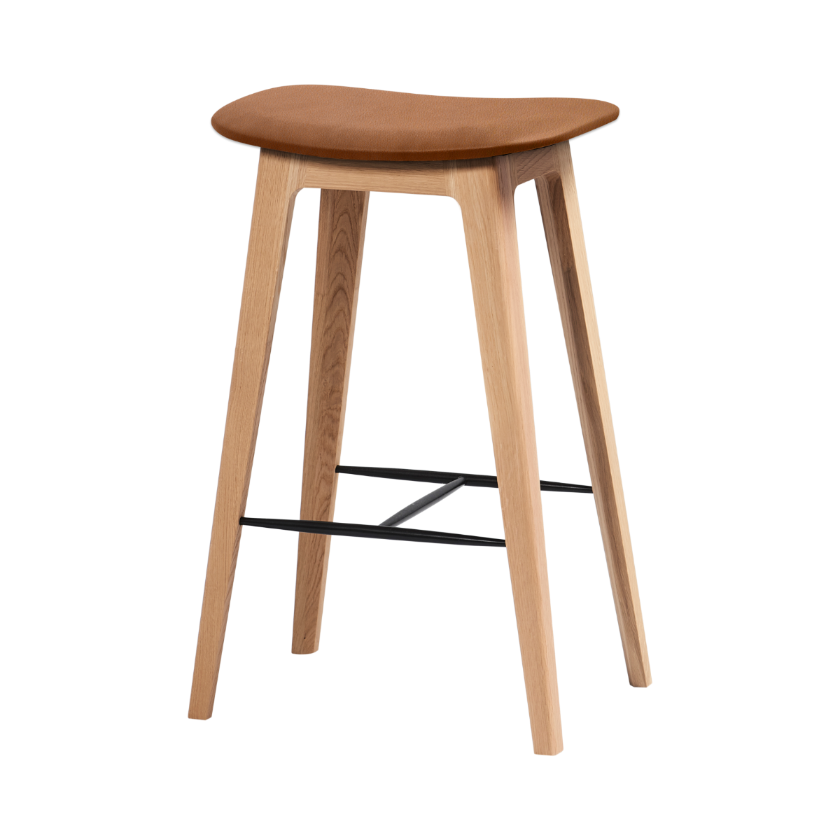 Barkruk van massief eikenhout met een zitting van traceerbaar bruin leer en zwarte voetensteun van sackit voor een Scandinavisch interieur