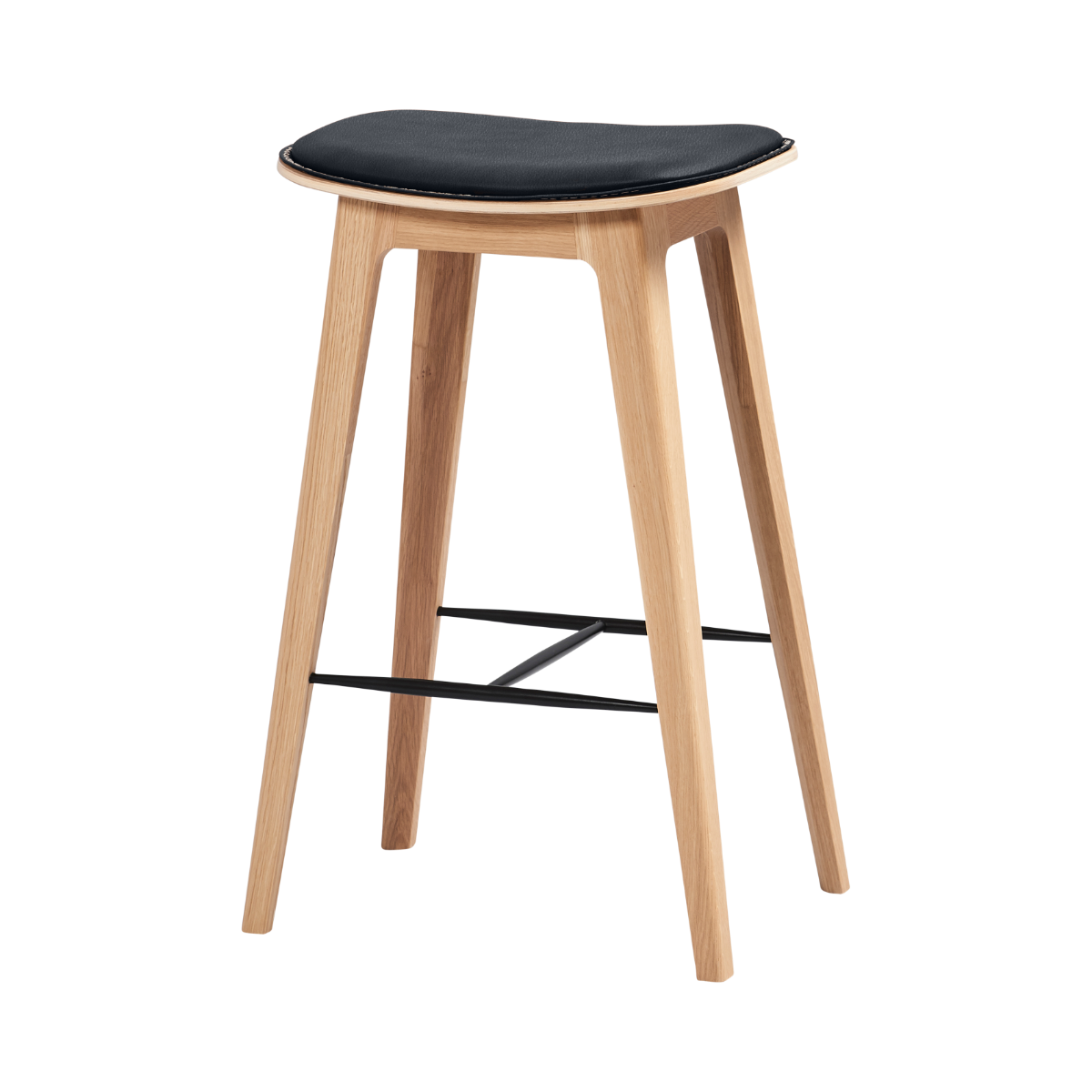Barkruk van licht eikenhout met zwarte leren zitting en zichtbare stiksels van sackit voor een stijlvol Scandinavisch interieur