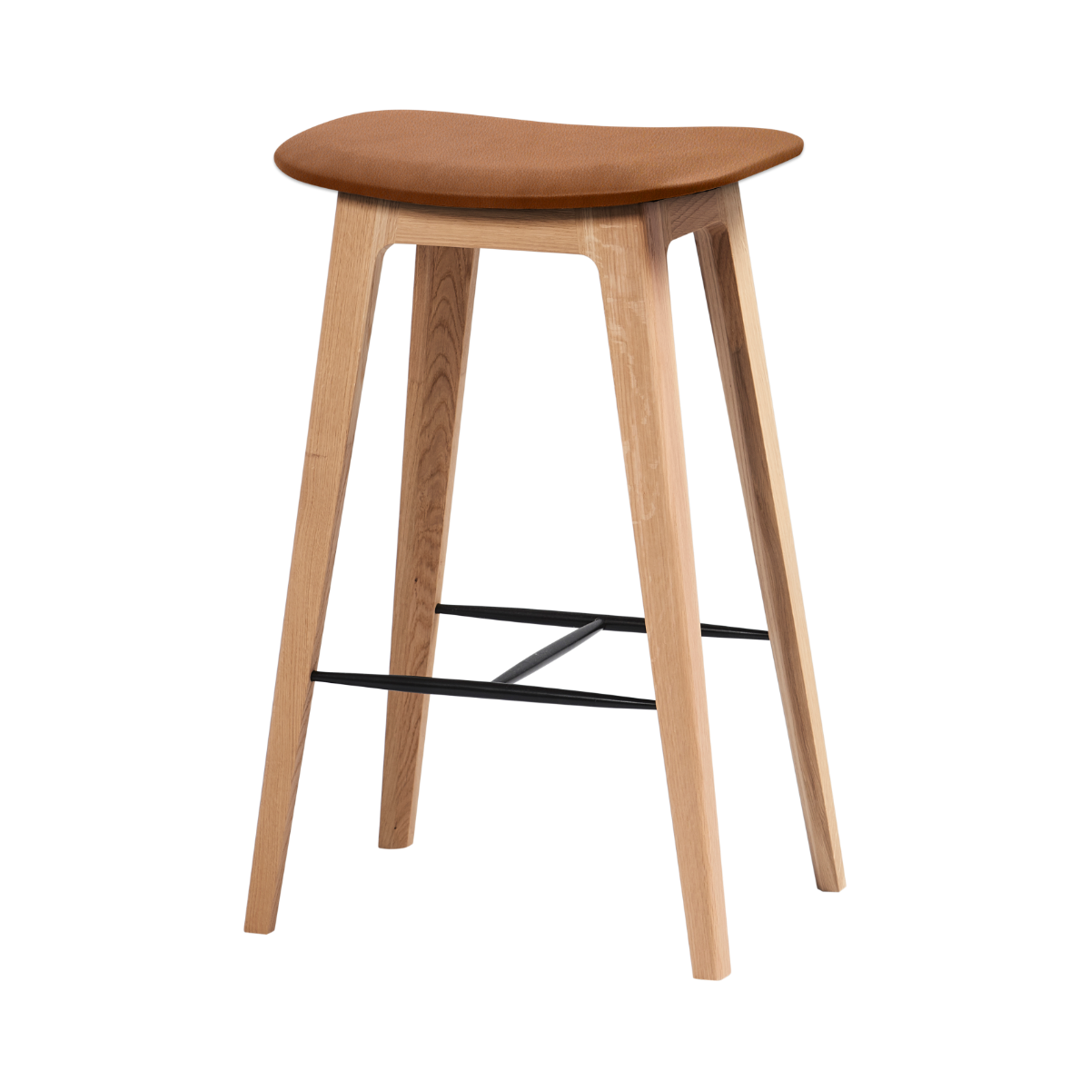 Massief eikenhouten barkruk met bruine leren zitting en zwart metalen voetensteun van sackit uit Nederland in Deens Nordic design