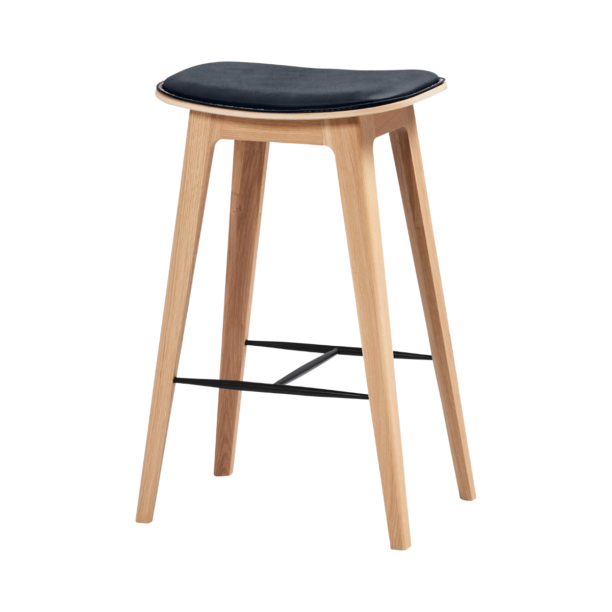 Hoge barkruk van massief eikenhout met zwarte leren zitting en zichtbare stiksels. Ontworpen in Denemarken door sackit voor een tijdloos Scandinavisch interieur