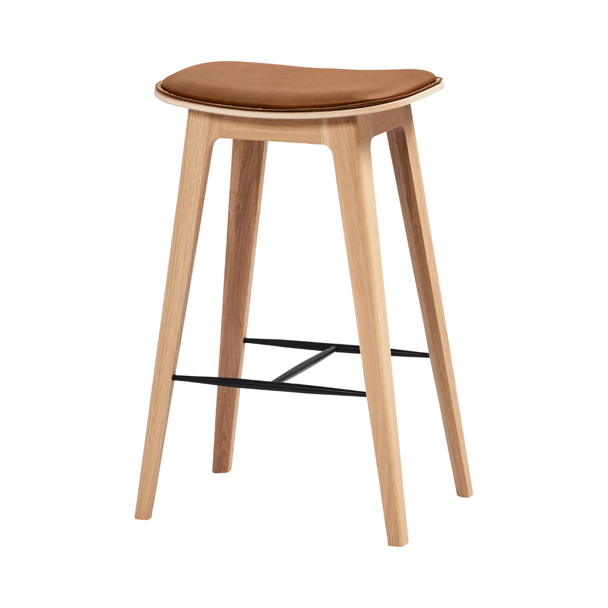 Barkruk van massief eikenhout met bruine leren zitting en zichtbare stiksels. Ontworpen door sackit voor een stijlvol Scandinavisch interieur.