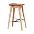 Barkruk van massief eikenhout met bruine leren zitting en zichtbare stiksels. Ontworpen door sackit voor een stijlvol Scandinavisch interieur.