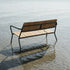 Kirra Patio Bench in Noir van sackit buiten bij natuurlijk licht